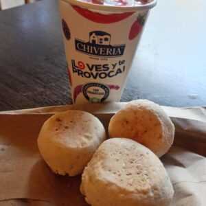 Yogurt Chiveria & pan de yuca